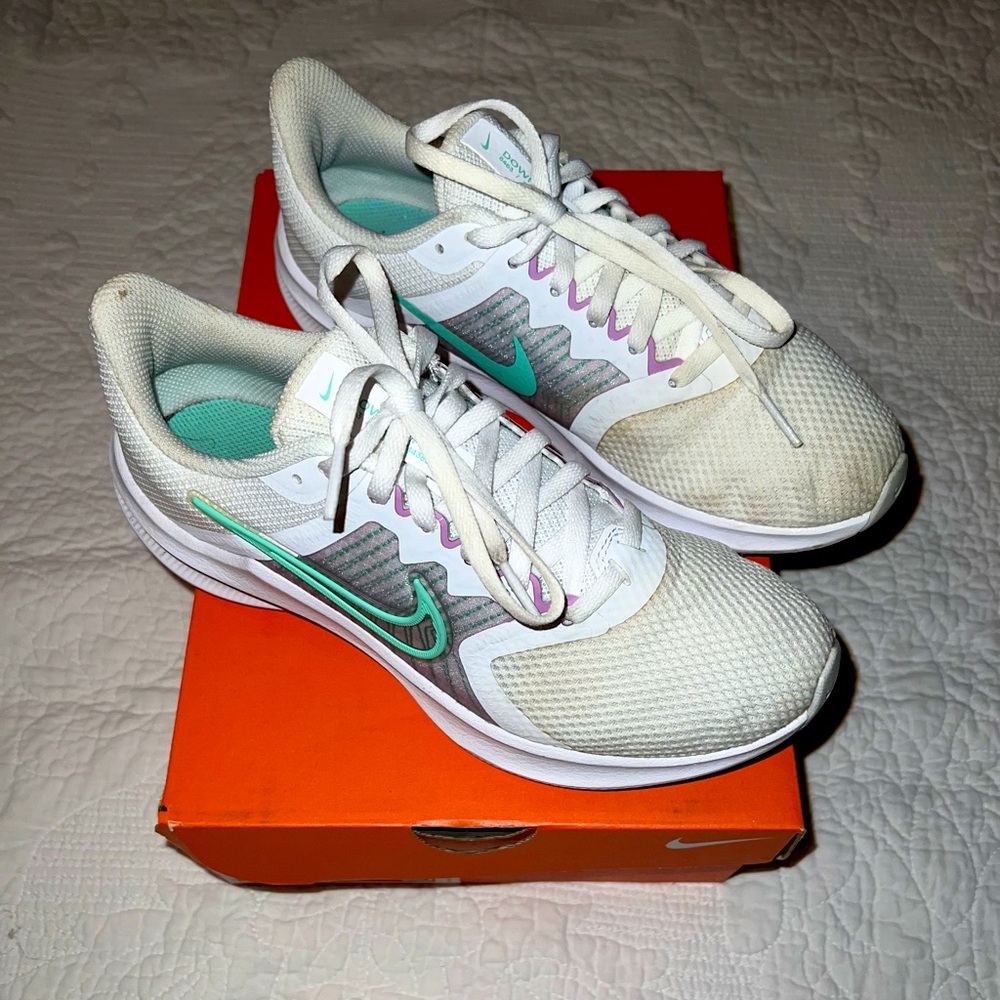 Women’s size 6 Nike running shoes.
